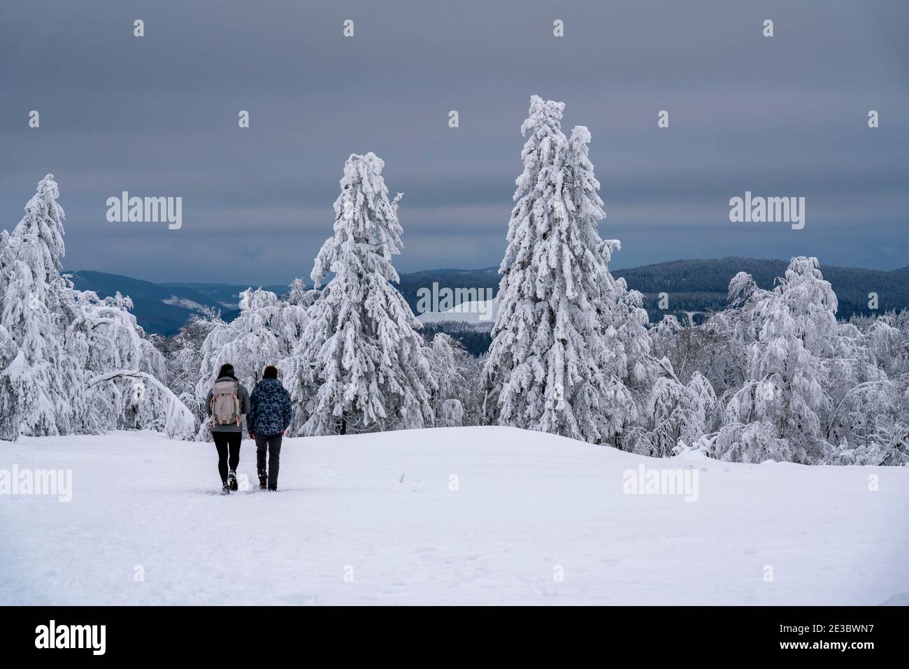 Winter im Sauerland, am Kahler Asten, bei Winterberg, wenige Touristen, Besucher, während der Corona-Sperre im Januar 2021, NRW, Deutschland Stockfoto