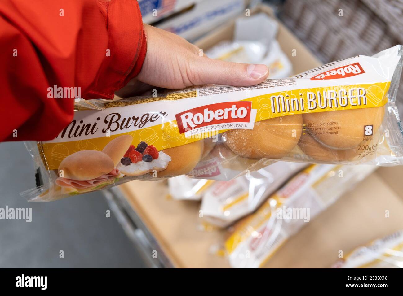 Tjumen, Russland-07. November 2020: Roberto Hamburger Brötchen selektiven Fokus. Kauf in einem Hypermarkt Stockfoto