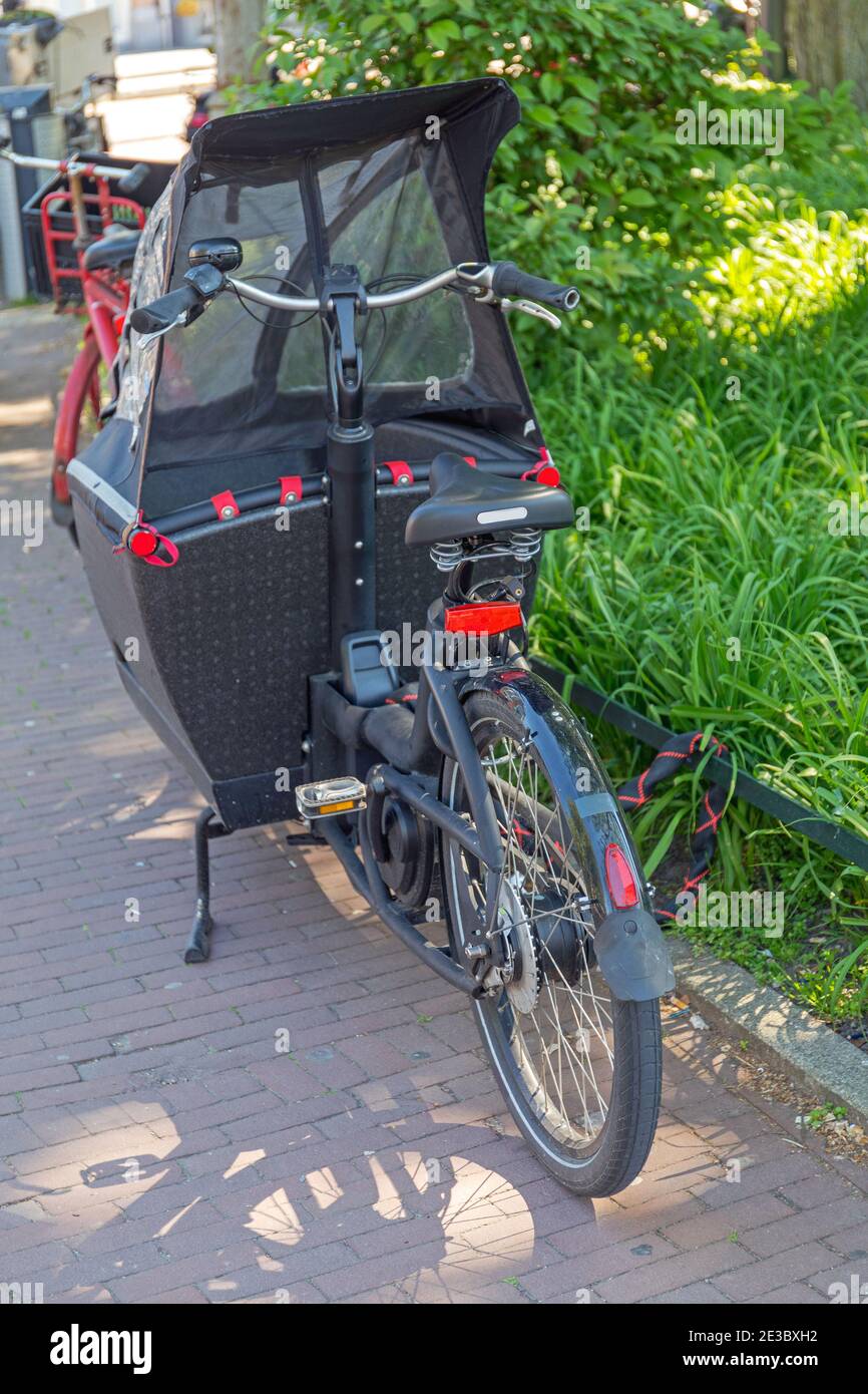 Rückansicht des Elektrofahrrades mit Kabine für Kinder Transport Stockfoto