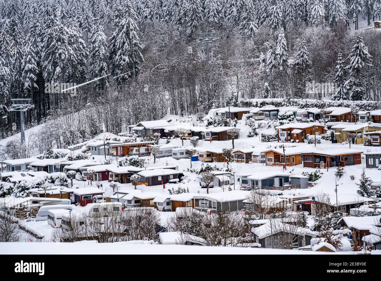 Winterberg Campingplatz, viele Dauercamper, im Wintersportgebiet Erlebnisberg Kappe, im Sauerland Bezirk, bei Winterberg, wenige Touristen, besuchen Stockfoto