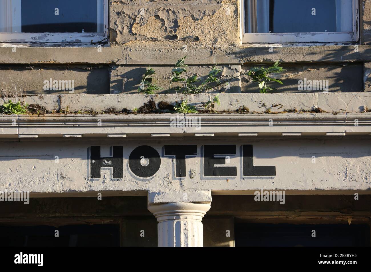 Barns Street, Ayr, Ayrshire, Schottland, Großbritannien. Das Hotel sieht sehr alt und heruntergekommen aus und die Steinarbeiten blätterten ab Stockfoto