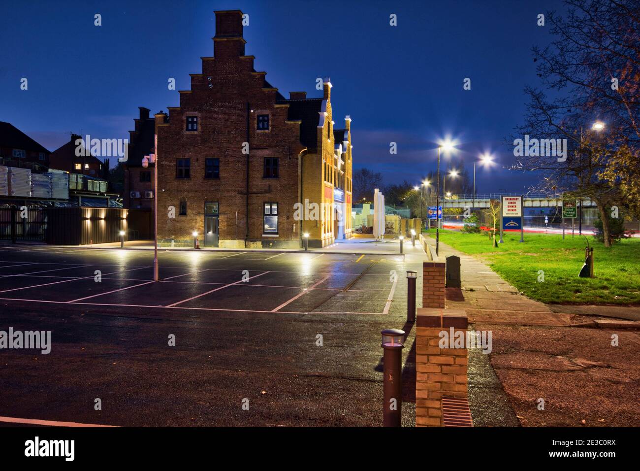Parkplätze am Dutch House und Safe in Eltham, London Stockfoto