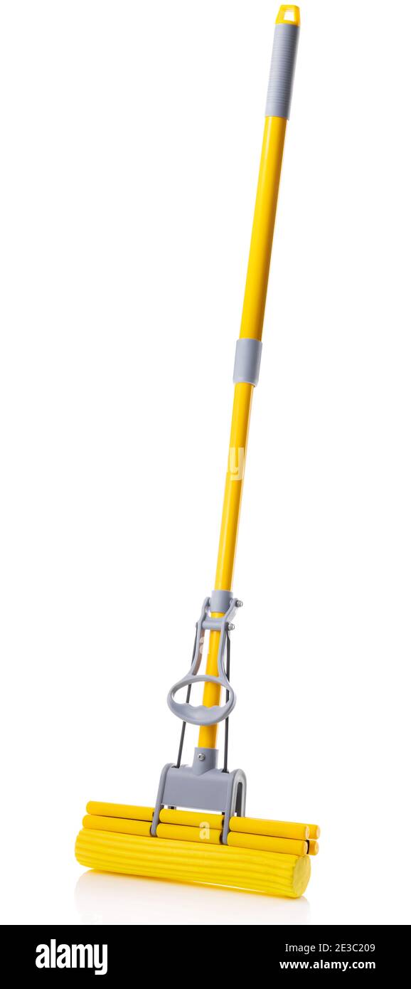 Gelbe Wand Waschmopp isoliert, Hausreinigungsgeräte, Haushaltsreiniger Stockfoto