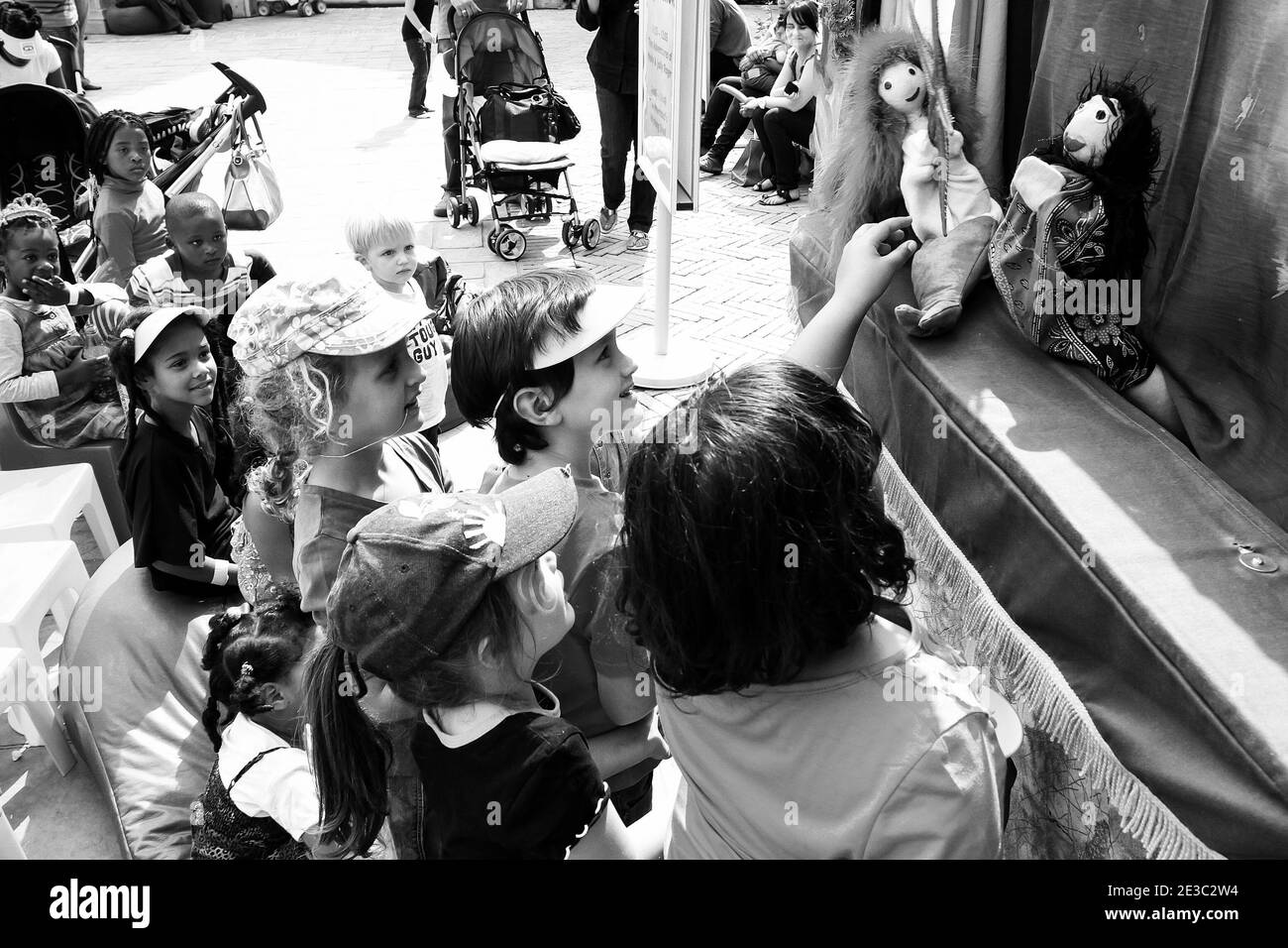 JOHANNESBURG, SÜDAFRIKA - 05. Jan 2021: Johannesburg, Südafrika - 22. September 2012: Puppenspiel für Kinder auf dem Freiluftmarkt Stockfoto