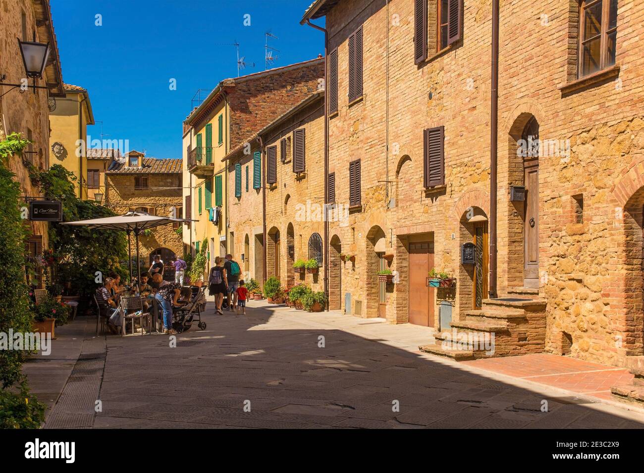 Pienza, Italien, 6. September 2020. Kunden außerhalb einer Bar in Pienza in der Provinz Siena, Toskana, während der Covid-19 Coronavirus-Pandemie Stockfoto