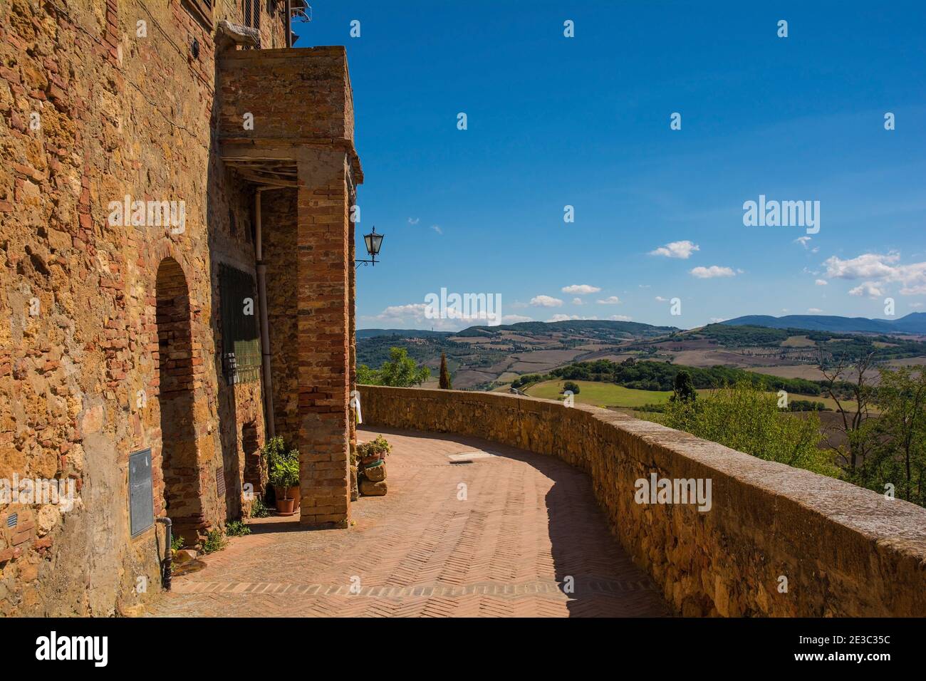 Ein Gebäude auf der historischen Stadtmauer des Dorfes Pienza in der Provinz Siena, Toskana, Italien Stockfoto