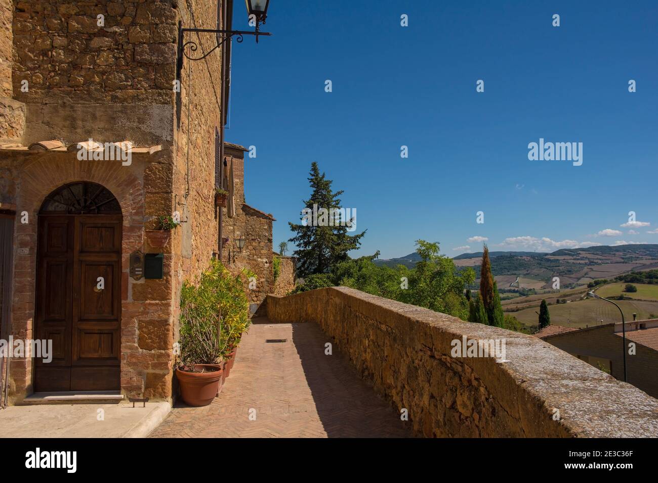 Ein Wohnhaus an der historischen Stadtmauer des Dorfes Pienza in der Provinz Siena, Toskana, Italien Stockfoto