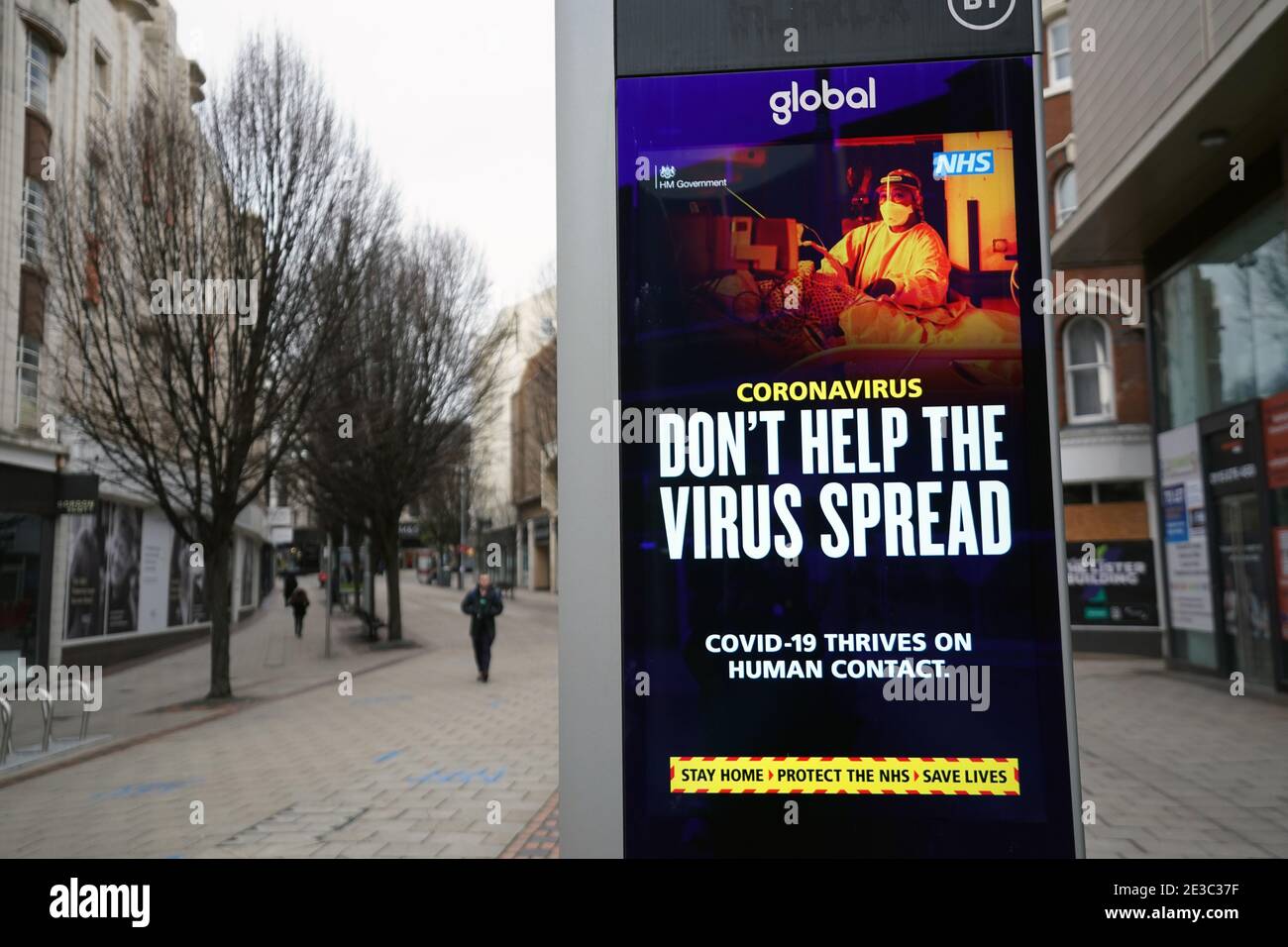Coronavirus-Warnungen auf elektronischen Tafeln in Nottingham während Englands dritter nationaler Sperre, um die Ausbreitung des Coronavirus einzudämmen. Bilddatum: Montag, 18. Januar 2021. Stockfoto