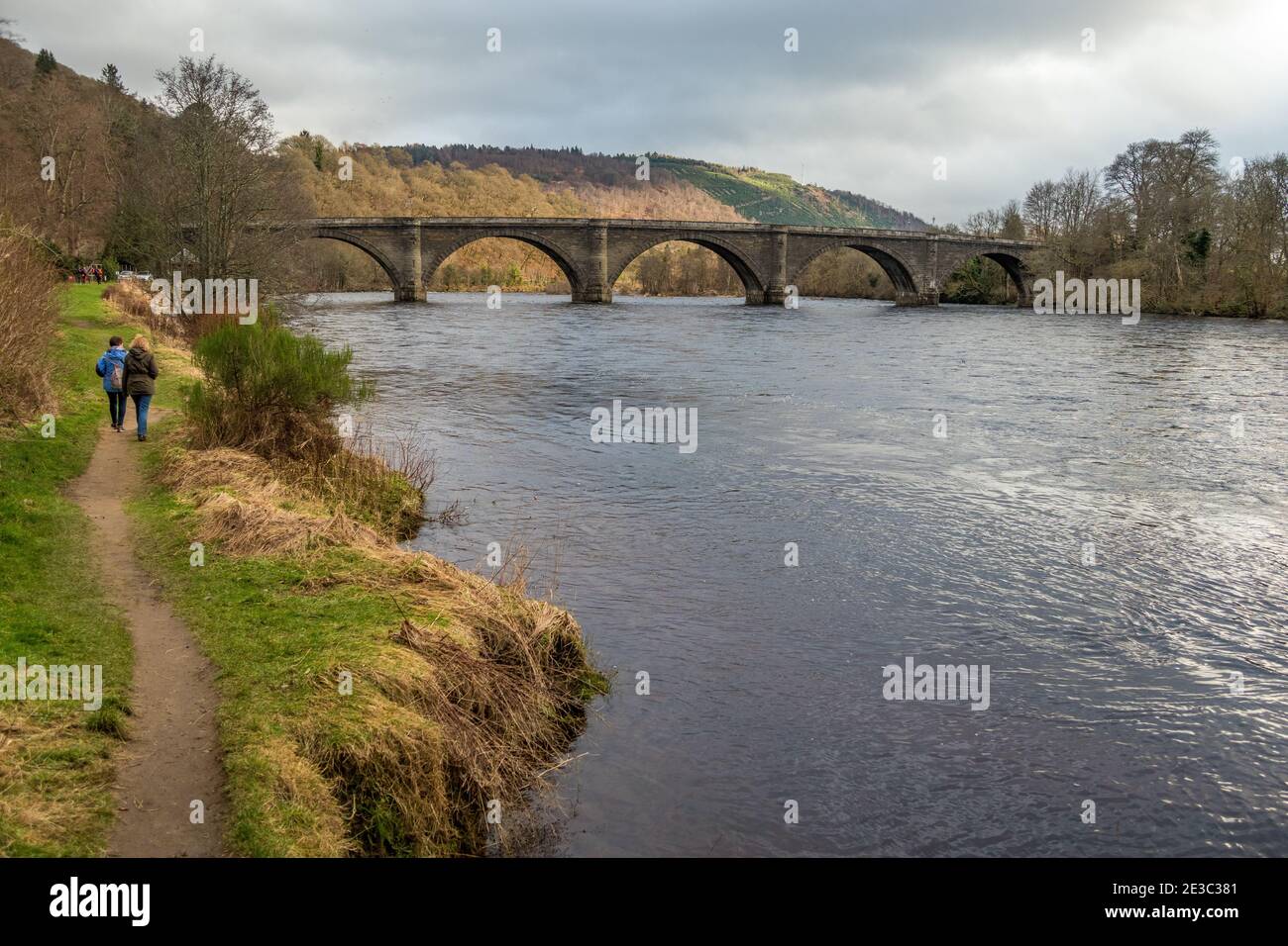 Telfords Brücke über den Fluss Tay Dunkeld Schottland. Datiert von 1809 und war eine Mautbrücke bis 1879 und verbunden mit Mautaufständen im Jahr 1870 Stockfoto