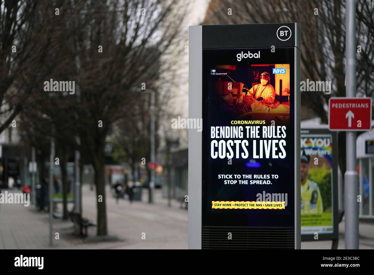 Coronavirus-Warnungen auf elektronischen Tafeln in Nottingham während Englands dritter nationaler Sperre, um die Ausbreitung des Coronavirus einzudämmen. Bilddatum: Montag, 18. Januar 2021. Stockfoto
