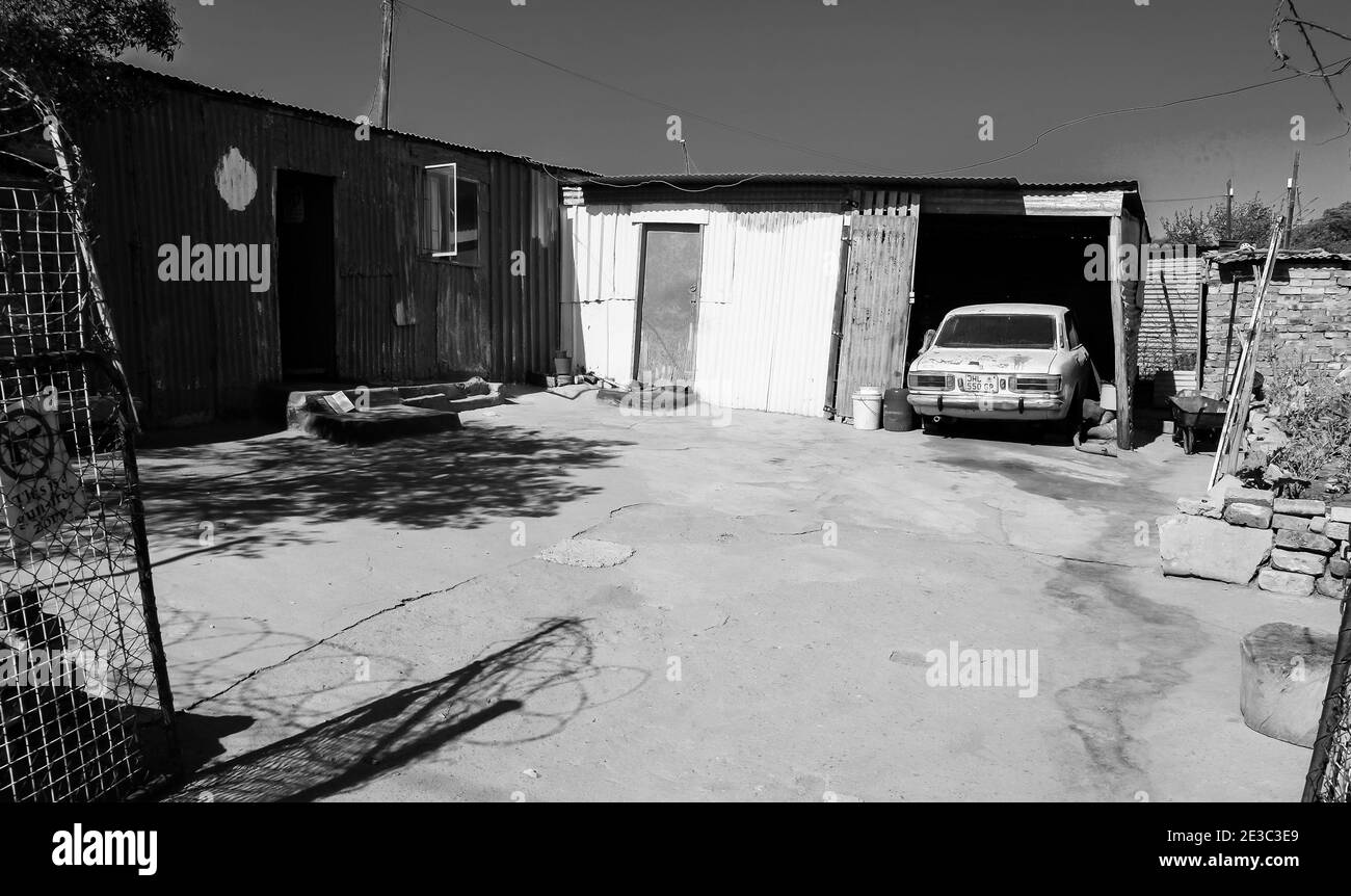JOHANNESBURG, SÜDAFRIKA - Jan 05, 2021: Johannesburg, Südafrika, September 11, 2011, Blick auf Low-Income-Häuser in einem Vorort Soweto Nachbarschaft Stockfoto