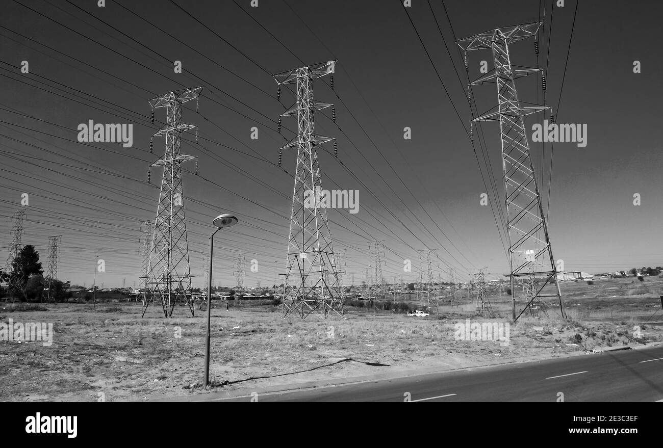 JOHANNESBURG, SÜDAFRIKA - 05. Jan 2021: Johannesburg, Südafrika, 11. September 2011, Electric Power Lines in urban Soweto South Africa Stockfoto