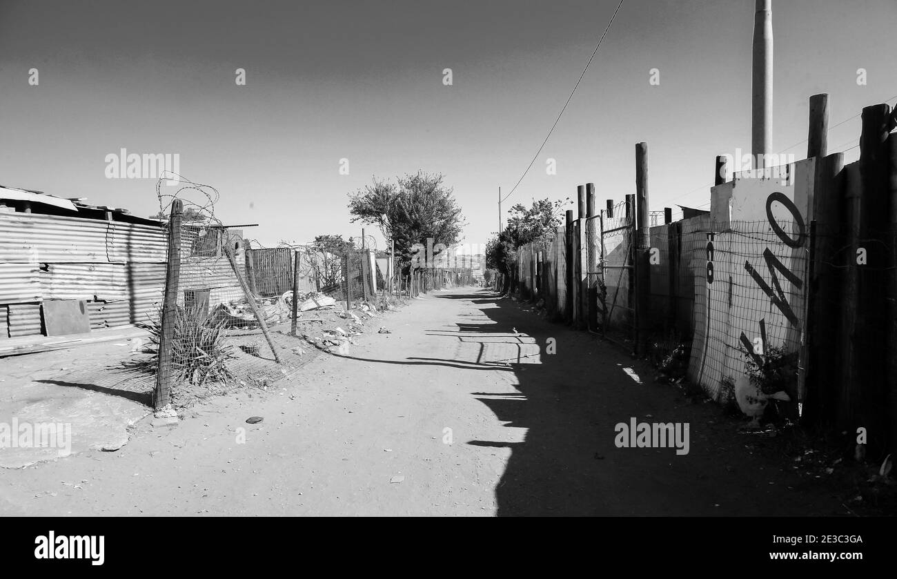 JOHANNESBURG, SÜDAFRIKA - Jan 05, 2021: Johannesburg, Südafrika, September 11, 2011, Back Ally Dirt Road path in suburban Soweto Nachbarschaft Stockfoto