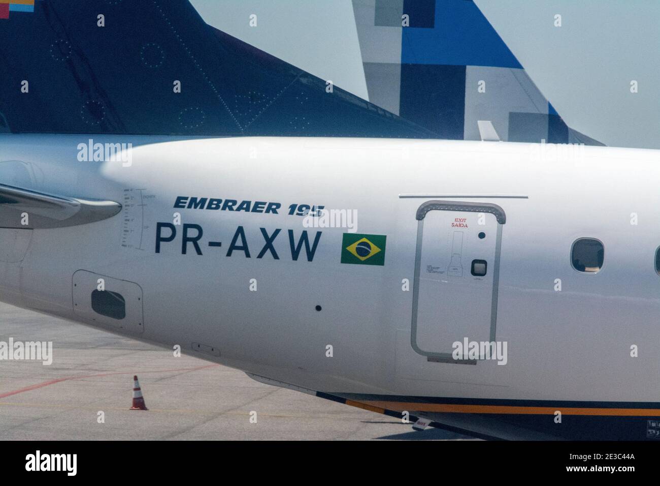 Ein Embraer 195 ist ein brasilianisches Flugzeug und Teil gebaut Der brasilianischen Flotte von Azul (Azul Linhas Aereas) Am internationalen Flughafen Brasilia in Stockfoto
