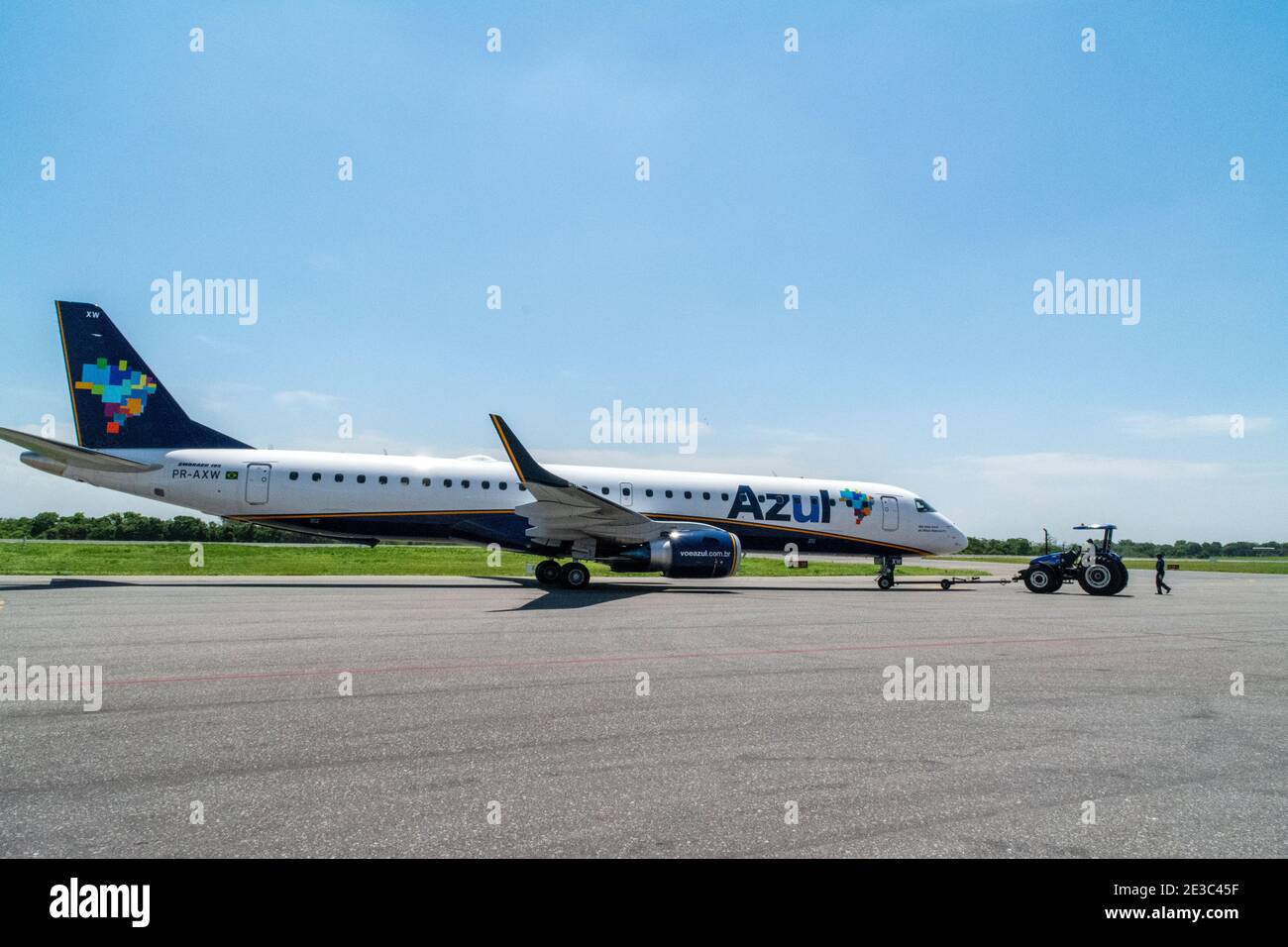 Ein Embraer 195 ist ein brasilianisches Flugzeug und Teil gebaut Der brasilianischen Flotte von Azul (Azul Linhas Aereas) Am internationalen Flughafen Brasilia in Stockfoto