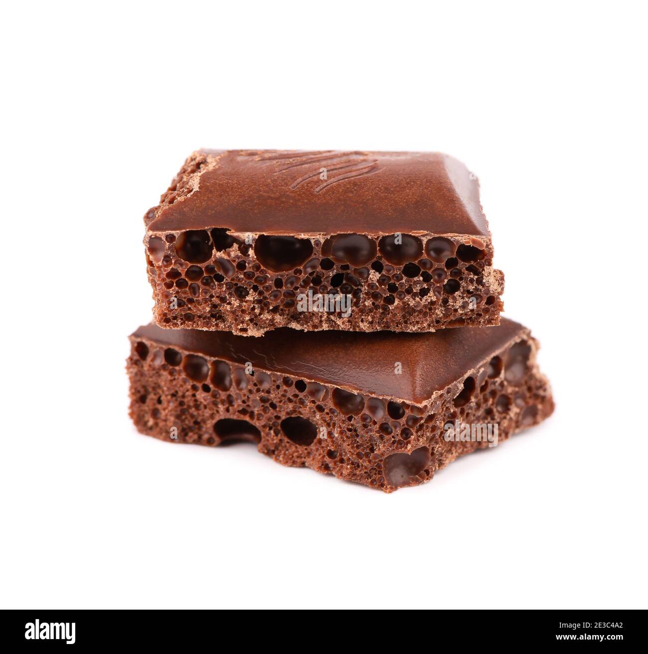 Poröse Schokoladenstücke isoliert auf weißem Hintergrund. Schwarze, belüftene Schokolade. Stockfoto