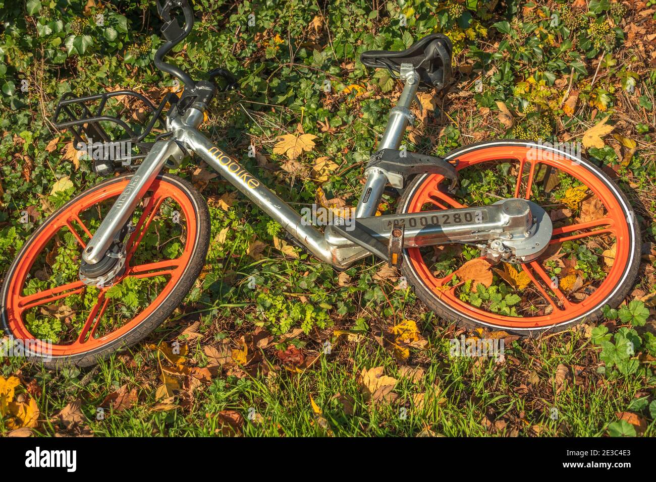 Orange Mobike smart Fahrrad mieten auf dem Boden Stockfoto