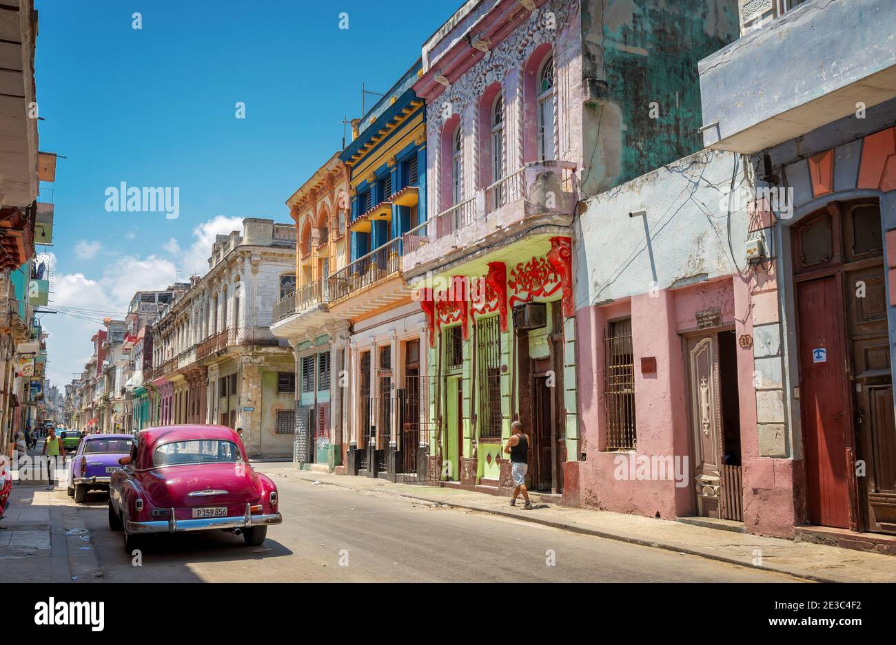 Bunte Straße mit klassischen alten Autos in Havanna; Kuba Stockfoto
