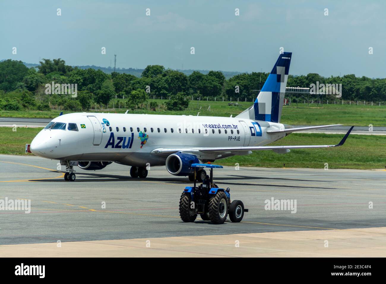 Eine Embraer 175 ist ein brasilianisches Flugzeug und Teil der brasilianischen Flotte der Azul Linhas Aereas, Brasilien Stockfoto