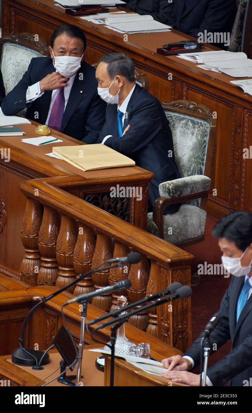 Tokio, Japan. Januar 2021. Japans Premierminister Yoshihihide Suga(C) spricht mit dem stellvertretenden Premierminister und Finanzminister Taro Aso während der Plenarsitzung des Unterhauses zur 204. Ordentlichen Diät am Montag, den 18. Januar 2021, im Nationaldiät in Tokio, Japan. Foto von Keizo Mori/UPI Kredit: UPI/Alamy Live News Stockfoto