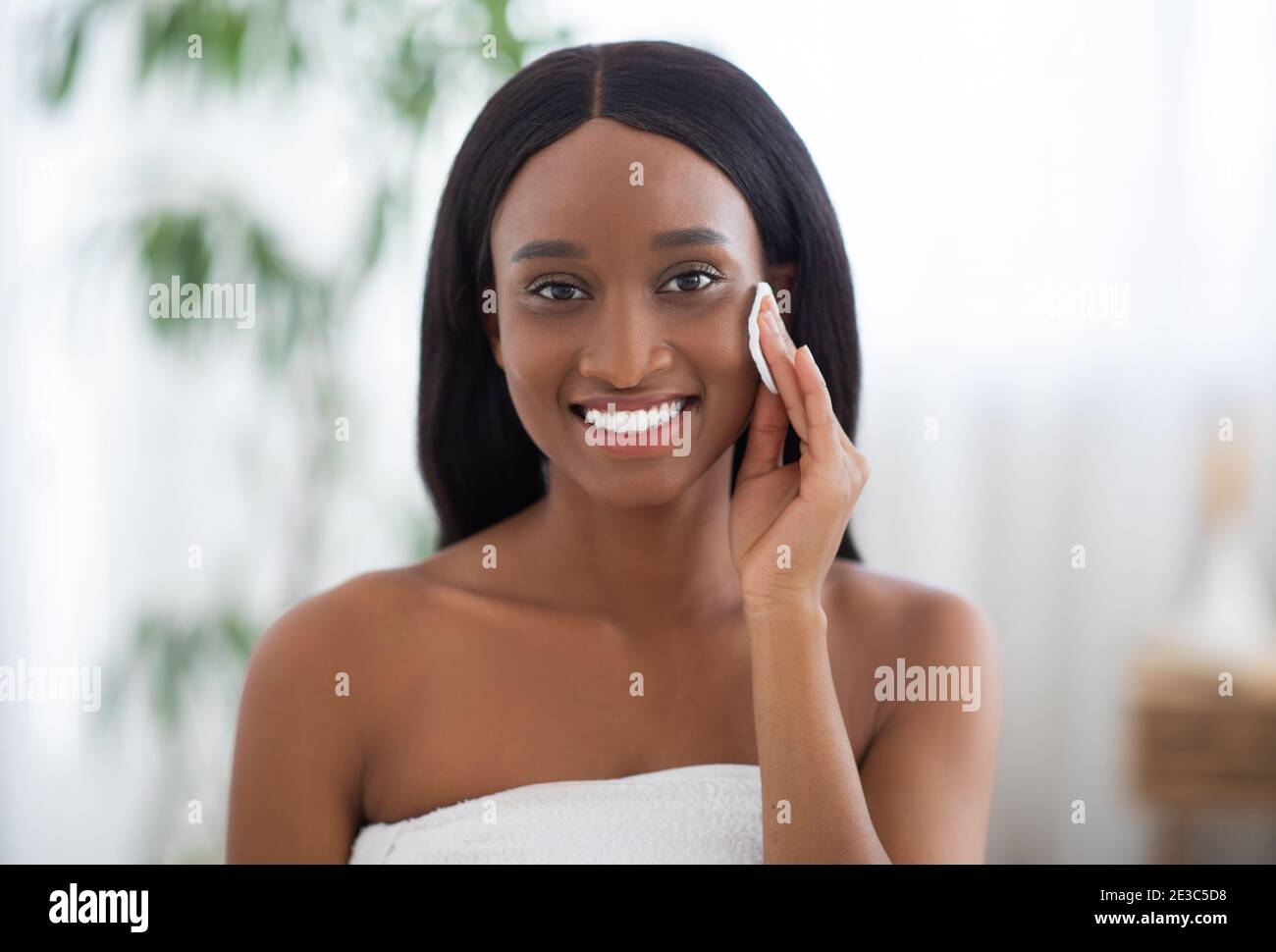 Reinigung des Gesichts, tägliche gesunde Beauty-Routine, Gesichtspflege Stockfoto