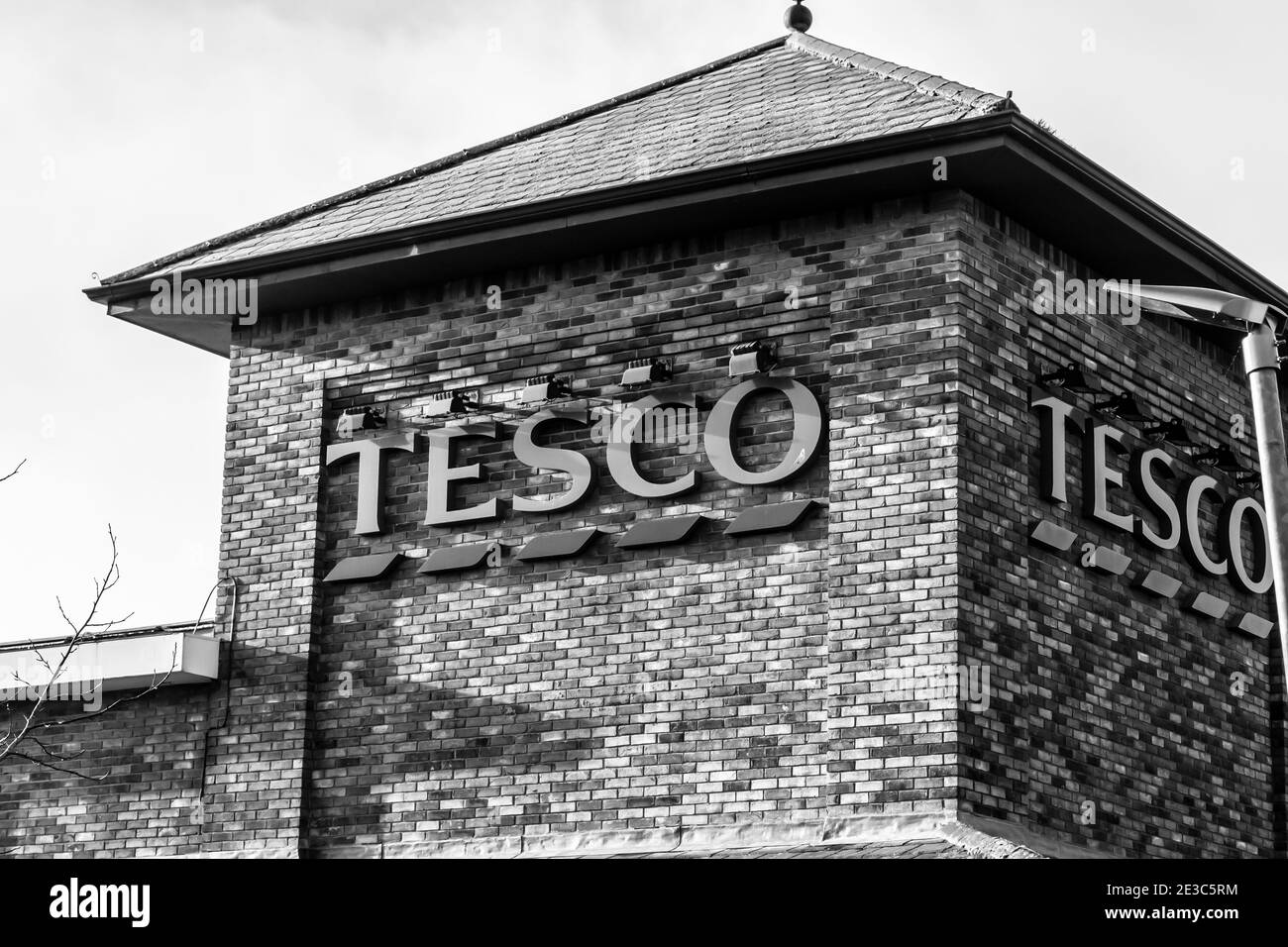 OAKHAM, RUTLAND, ENGLAND – Dezember 31 2020: Tesco Supermarkt Schild Stockfoto