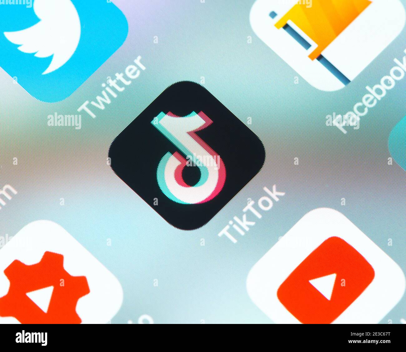 TikTok App-Symbol auf dem Apple iPhone-Bildschirm. TikTok ist ein Video-Sharing Social-Networking-Service im Besitz der chinesischen Firma Bytedance. Stockfoto