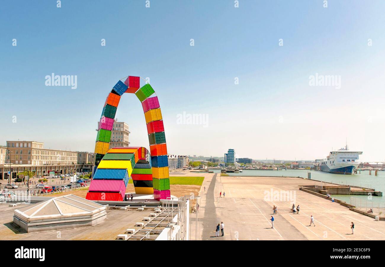 La Catène von Vincent Ganivet, eine Skulptur aus bunten Behältern zum 500-jährigen Jubiläum von Le Havre im Jahr 2017 Stockfoto