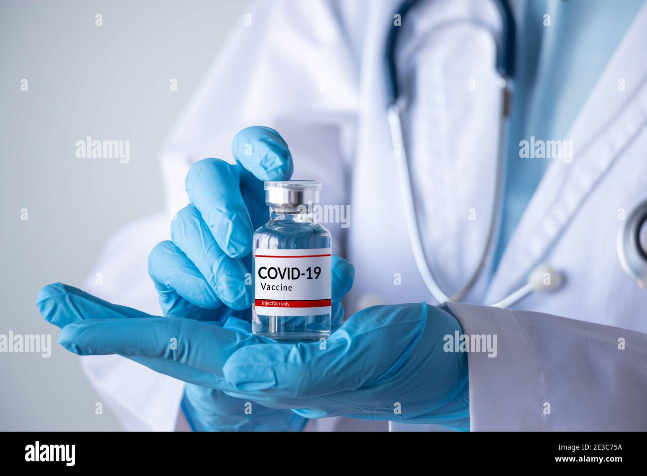 Coronavirus COVID-19 Impfstoff und Immunisierungskonzept. Arzt Hand hält Impfstoffflasche für Injektionszwecke. corona-Virus zu verhindern, Behandlung Stockfoto
