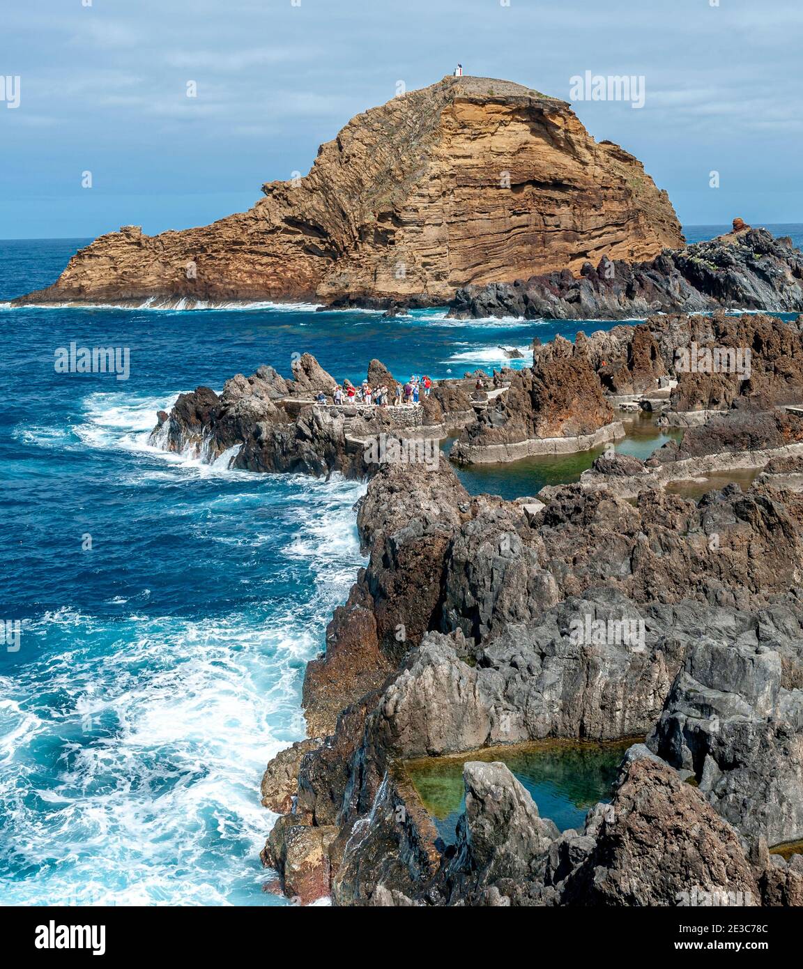 Madeira Portugal. Touristen, die die Lava-Pools in dem Küstenort Porto Moniz Stockfoto