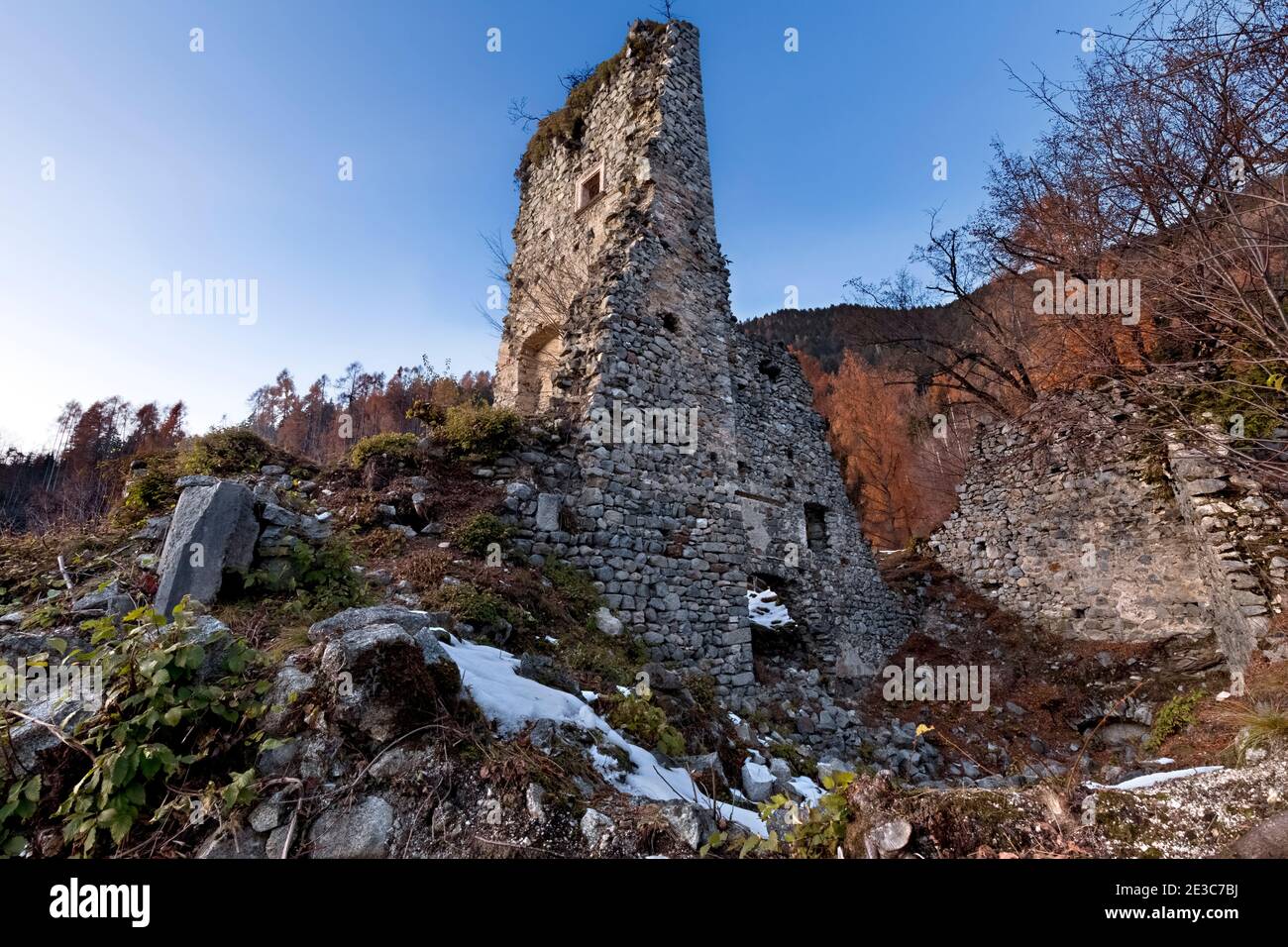 Mittelalterliche Überreste der Burg Castellalto. Telve, Valsugana, Provinz Trient, Trentino-Südtirol, Italien, Europa. Stockfoto