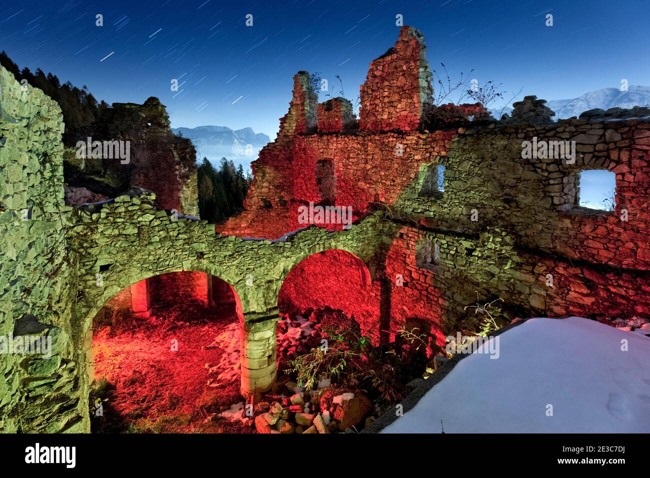 Gespenstische Ruinen der Burg Castellalto. Telve, Valsugana, Provinz Trient, Trentino-Südtirol, Italien, Europa. Stockfoto