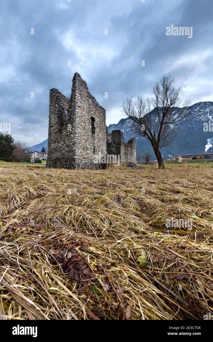 Der mittelalterliche Turm von Tor Quadra. Novaledo, Valsugana, Provinz Trient, Trentino-Südtirol, Italien, Europa. Stockfoto