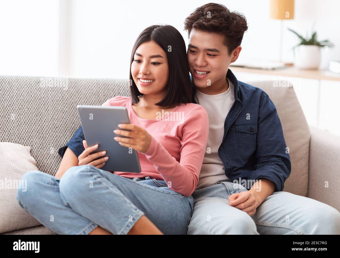 Chinesisch Freund Und Freundin Mit Tablet Film Zu Hause Stockfoto
