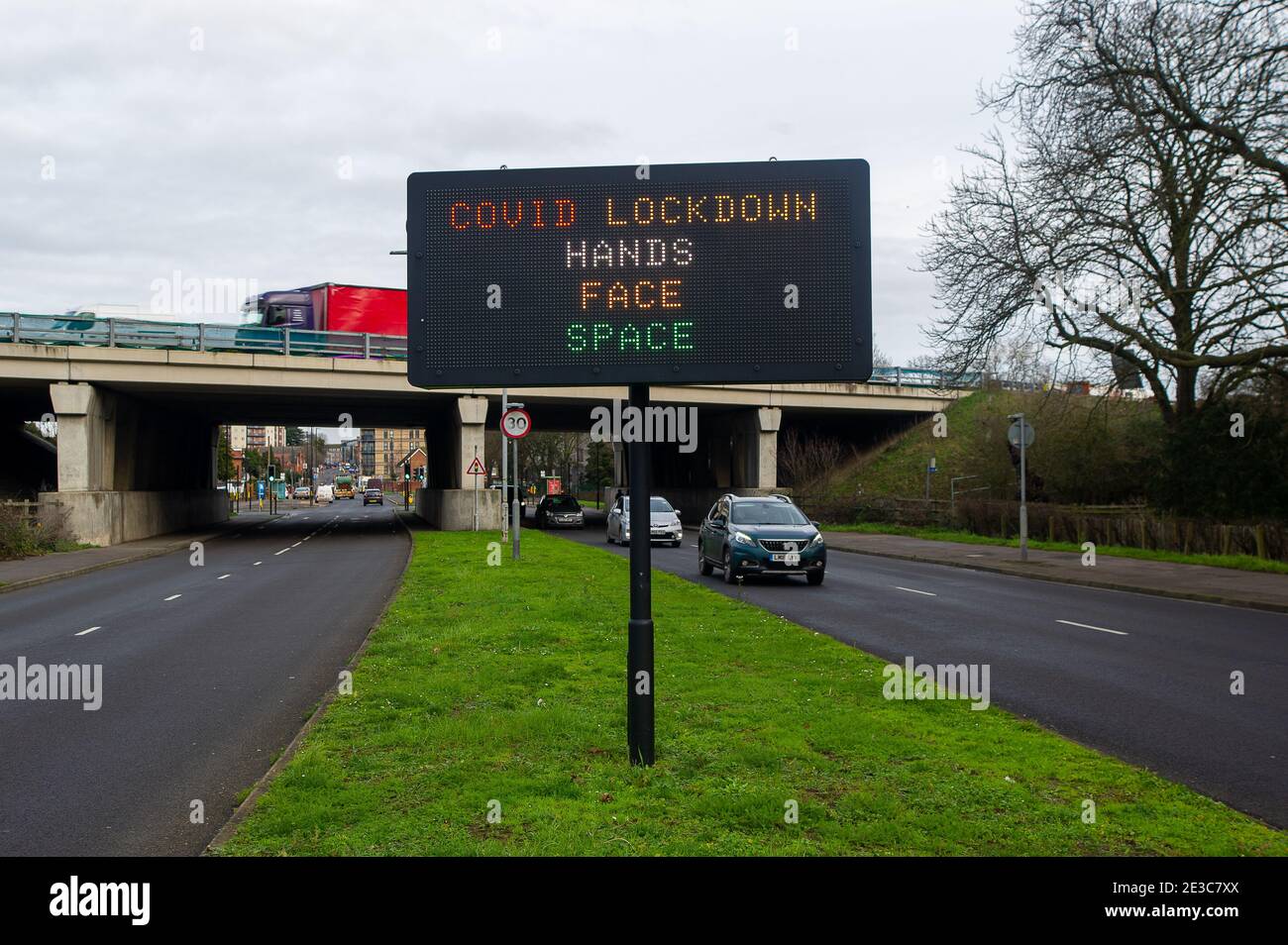 Slough, Berkshire, Großbritannien. Januar 2021. Covid Lockdown LED-Schilder in Slough. Positive Covid-19 Fälle in Slough bleiben die 7. Höchste im Land, aber die Rate pro 100,000 Menschen in den sieben Tagen bis zum 13. Januar 2021 ist jetzt bei 1,014.5 weniger als 1068.6. Quelle: Maureen McLean/Alamy Live News Stockfoto