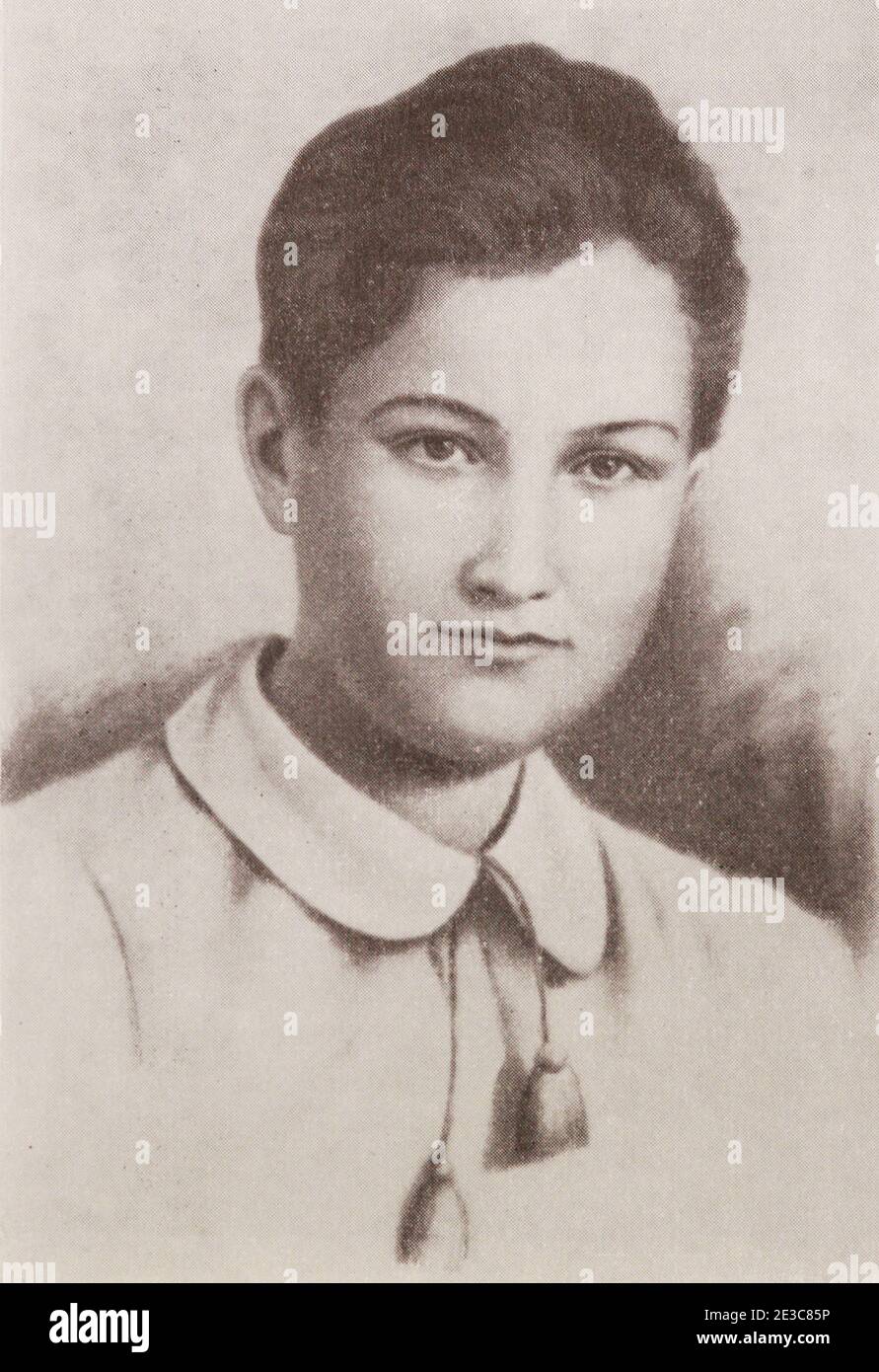 Porträt von Zoya Kosmodemyanskaya. Soja Anatoljewna Kosmodemjanskaja (13. September 1923 – 29. November 1941) war ein sowjetischer Partisane. Sie wurde nach Sabotageakten gegen die eindringenden Armeen Nazi-Deutschlands hingerichtet; nachdem Geschichten über ihren Trotz gegenüber ihren Entführer auftauchten, wurde sie posthum zur Helden der Sowjetunion erklärt. Sie wurde zu einer der verehrtesten Heldinnen der Sowjetunion. Stockfoto