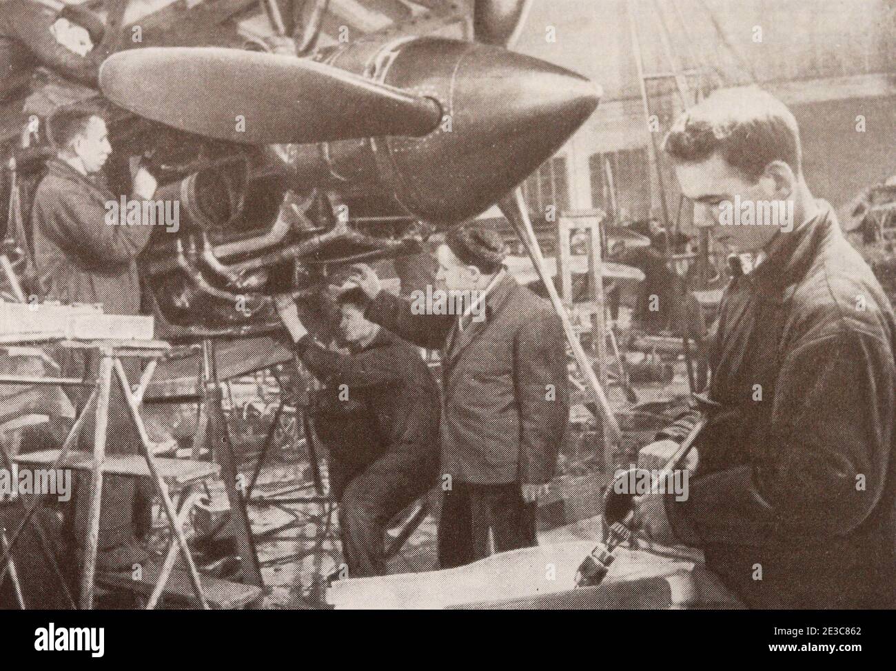 Die Reparatur des Kämpfers, in dem die sowjetischen Piloten sieben Nazi-Bomber bei Moskau abgeschossen haben. Stockfoto