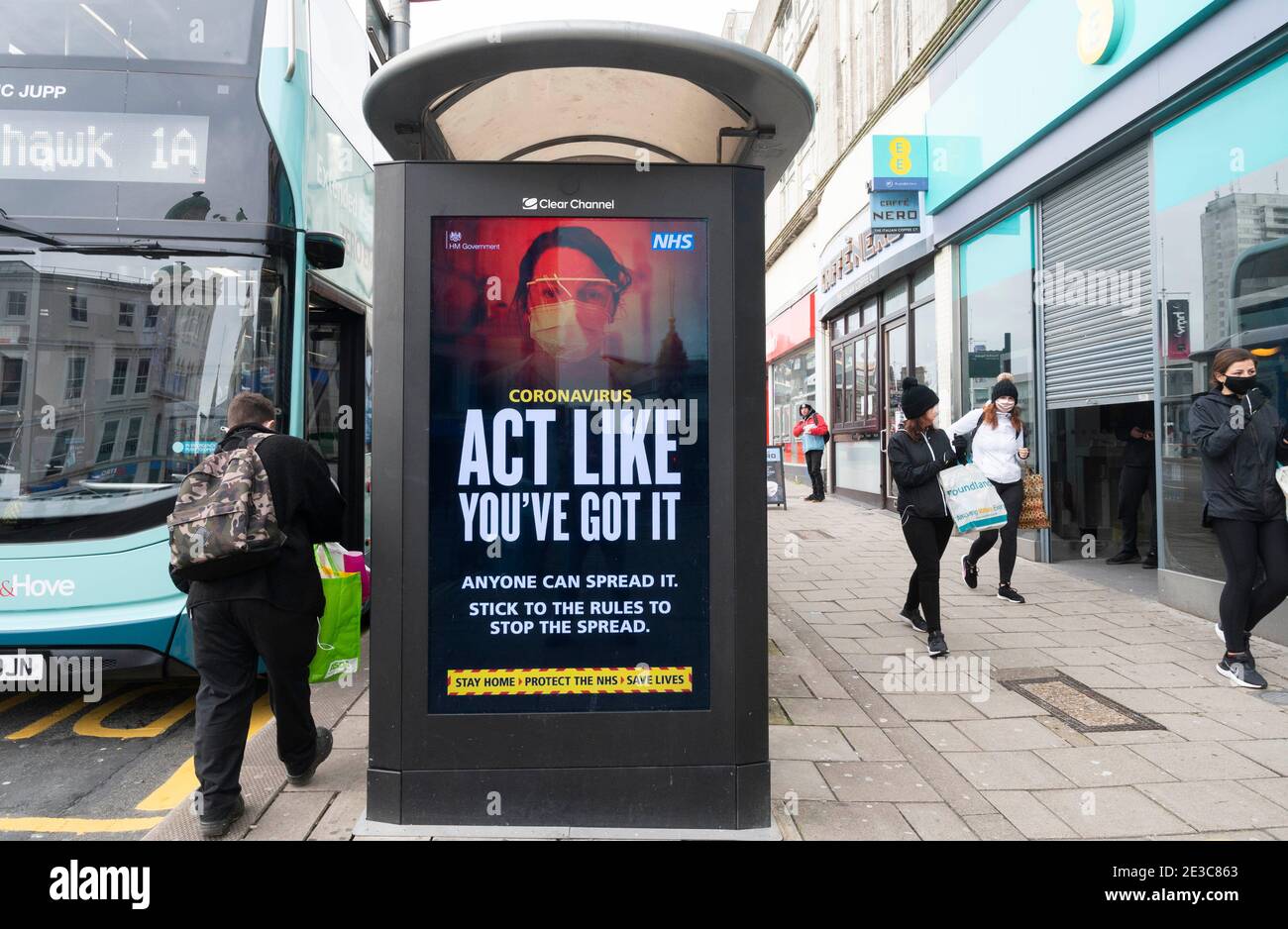 Brighton UK 18. Januar 2021 - EIN paar Käufer sind über in Brighton heute während der Coronavirus COVID-19 Sperrbeschränkungen in England . Der dritte Montag im Januar ist als Blue Monday bekannt, weil es offenbar der deprimierendste Tag des Jahres ist : Credit Simon Dack / Alamy Live News Stockfoto