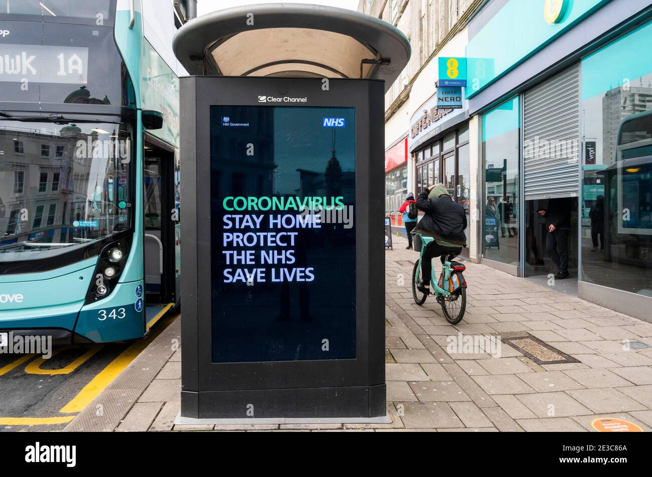 Brighton UK 18. Januar 2021 - Brighton City Centre Straßen sind ruhig heute während der Coronavirus COVID-19 Sperrbeschränkungen in England . Der dritte Montag im Januar ist als Blue Monday bekannt, weil es offenbar der deprimierendste Tag des Jahres ist : Credit Simon Dack / Alamy Live News Stockfoto