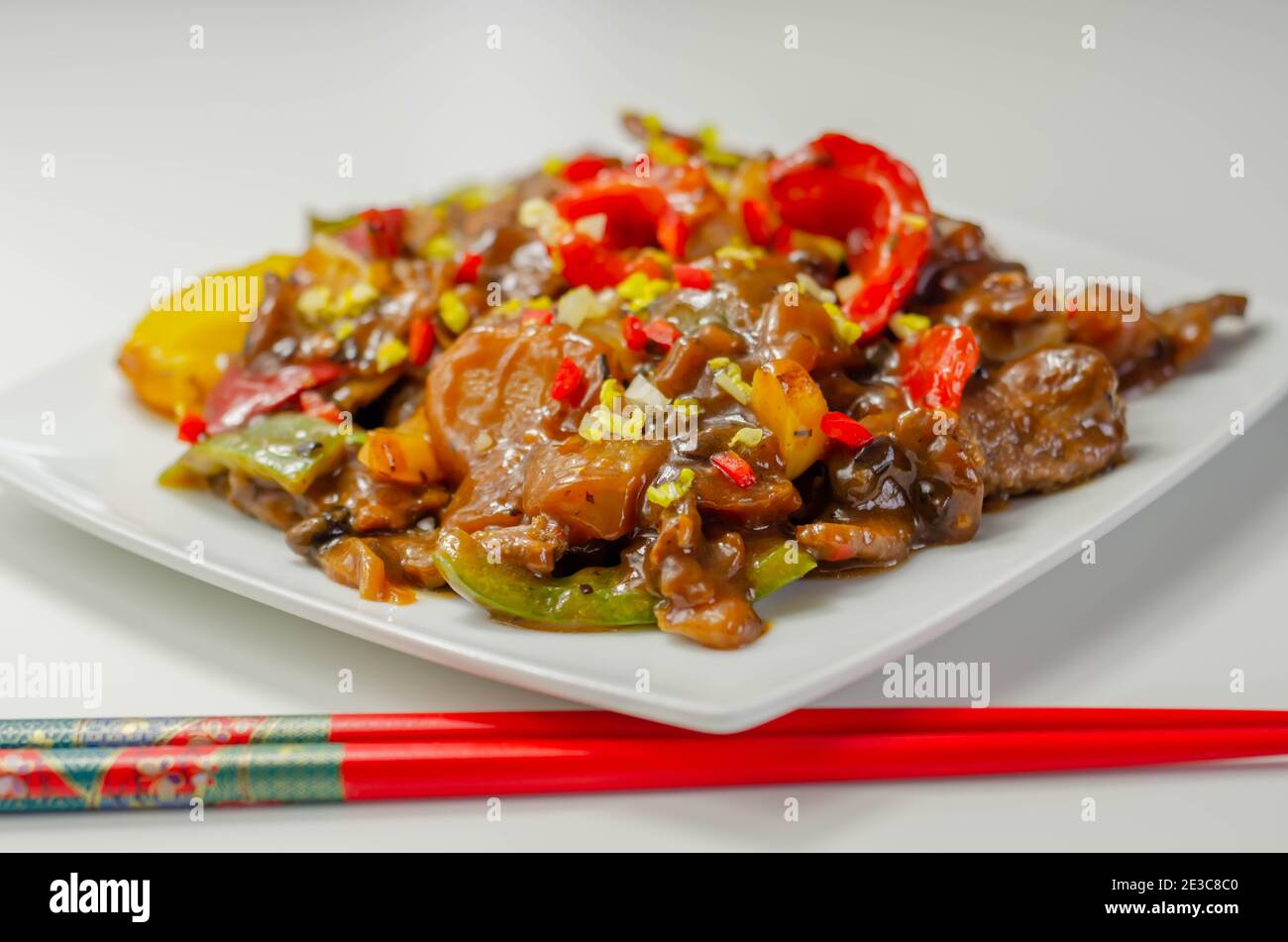 Gekochtes mariniertes Rindfleisch Scheiben mit einer herzhaften schwarzen Rindfleisch-Sauce, Paprika und Zwiebeln, chinesisches Essen Stockfoto