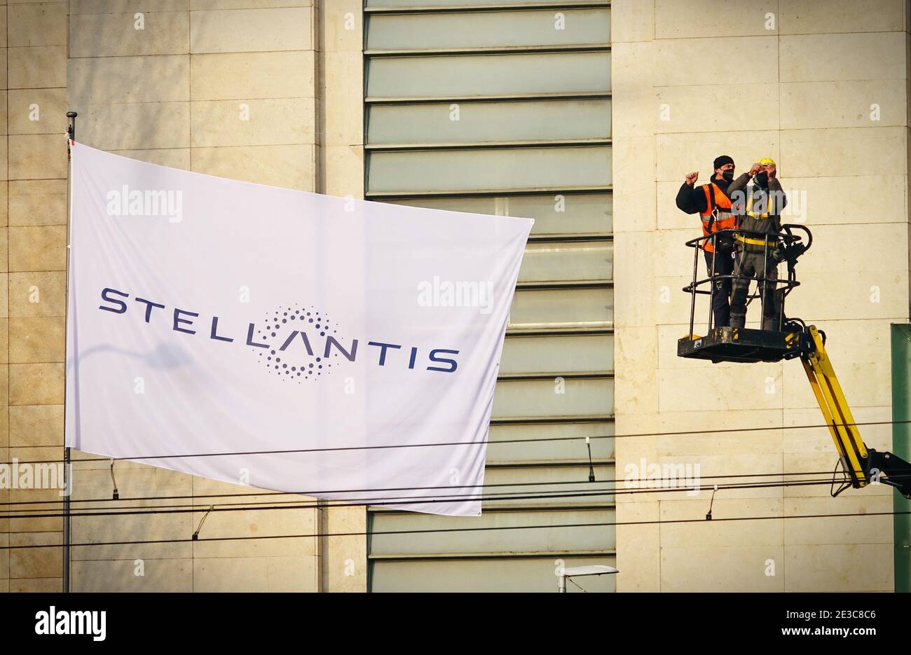 Das Stellantis-Logo und neue Flaggen werden bei Mirafiori installiert. Stellantis entstand aus der Fusion von FCA und PSA Stockfoto