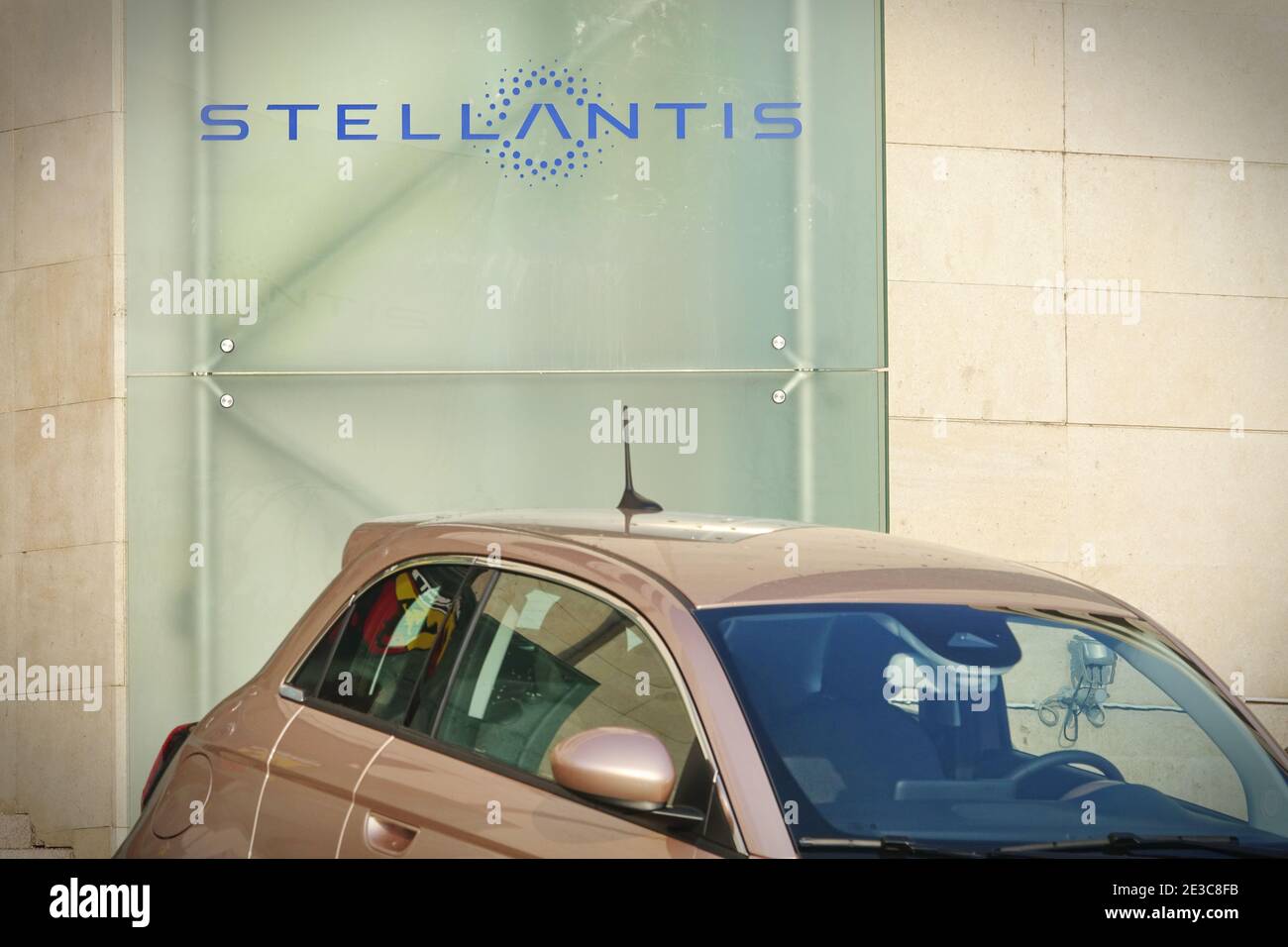 Das Stellantis-Logo und neue Flaggen werden bei Mirafiori installiert. Stellantis entstand aus der Fusion von FCA und PSA Stockfoto