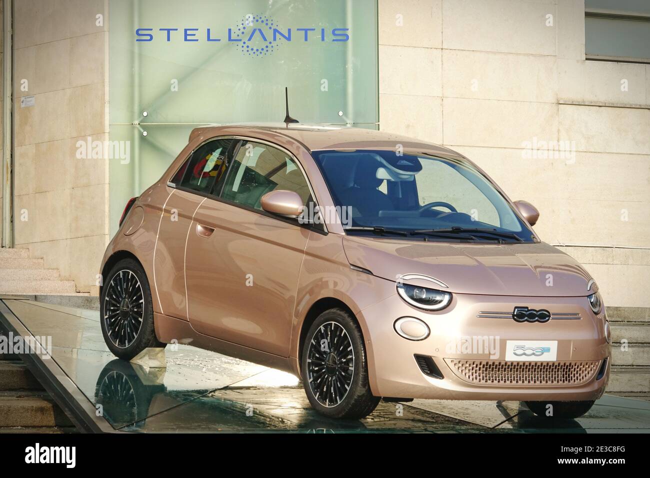 Das Stellantis-Logo und neue Flaggen werden bei Mirafiori installiert. Stellantis entstand aus der Fusion von FCA und PSA Stockfoto