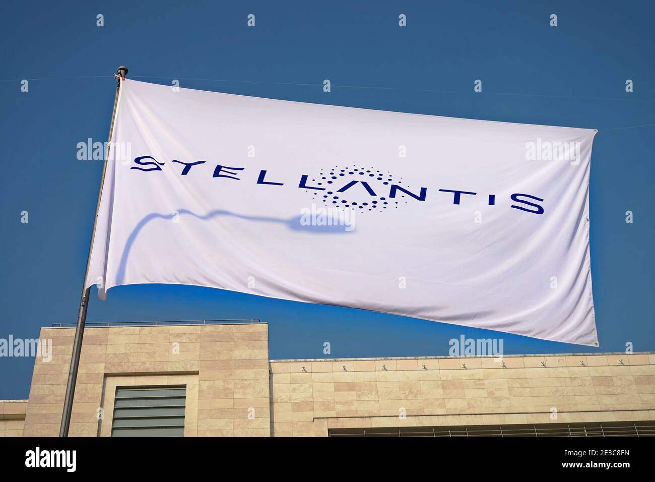 Das Stellantis-Logo und neue Flaggen werden bei Mirafiori installiert. Stellantis entstand aus der Fusion von FCA und PSA Stockfoto
