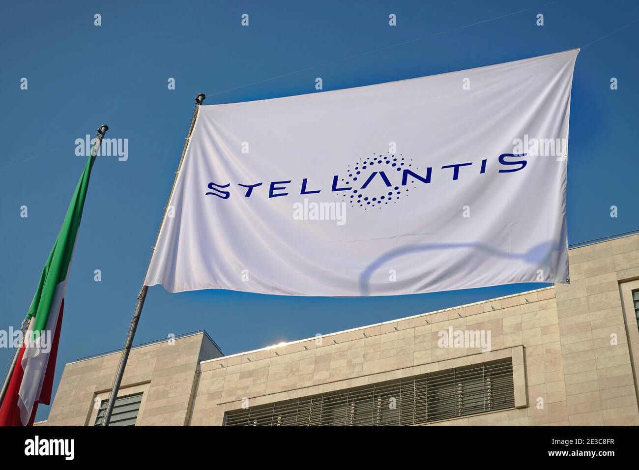 Das Stellantis-Logo und neue Flaggen werden bei Mirafiori installiert. Stellantis entstand aus der Fusion von FCA und PSA Stockfoto