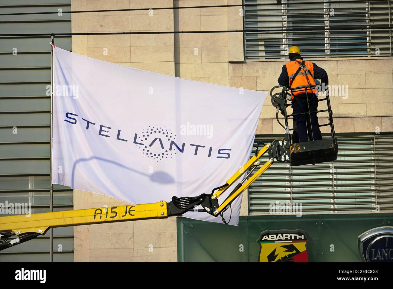 Das Stellantis-Logo und neue Flaggen werden bei Mirafiori installiert. Stellantis entstand aus der Fusion von FCA und PSA Stockfoto