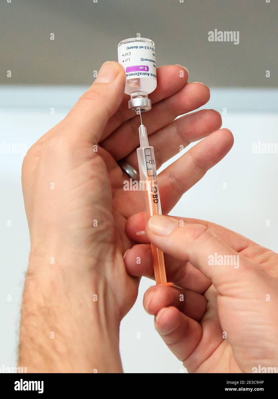 Der Coronavirus-Impfstoff von Oxford/AstraZeneca wird vor der Verabreichung im Askham Bar Park-and-Ride in York vorbereitet, da zehn weitere Massenimpfzentren in England eröffnet wurden, in denen mehr als eine Million über 80-jährige Menschen eingeladen waren, ihren Coronavirus-Jab zu erhalten. Bilddatum: Montag, 18. Januar 2021. Stockfoto