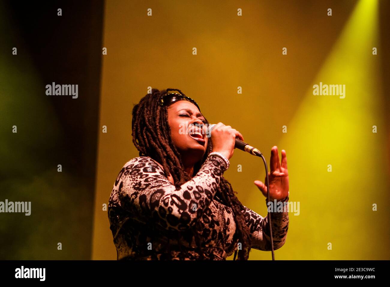 Caron Wheeler von Soul II Soul spielt live auf der Bühne im Roundhouse in Camden Town, London Stockfoto