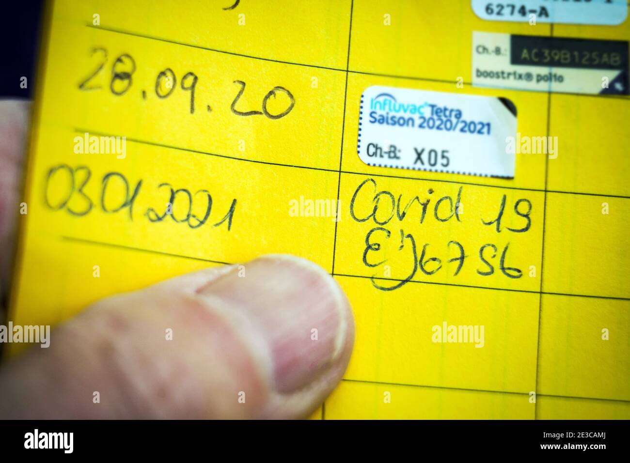 Dortmund, Den 18.1.2021. Corona-Impfung, Einsendung in einem Impuls einer am 3.1.2021 mit dem COVID-19-mRNA-Impuls der Firma BioNTech geimpften Person. --- Dortmund, 18. Januar 2021. Corona-Impfung, Zertifikat in einer Impfkarte einer Person, die am 03/01/2021 mit dem COVID-19 mRNA-Impfstoff von BioNTech geimpft wurde. Stockfoto