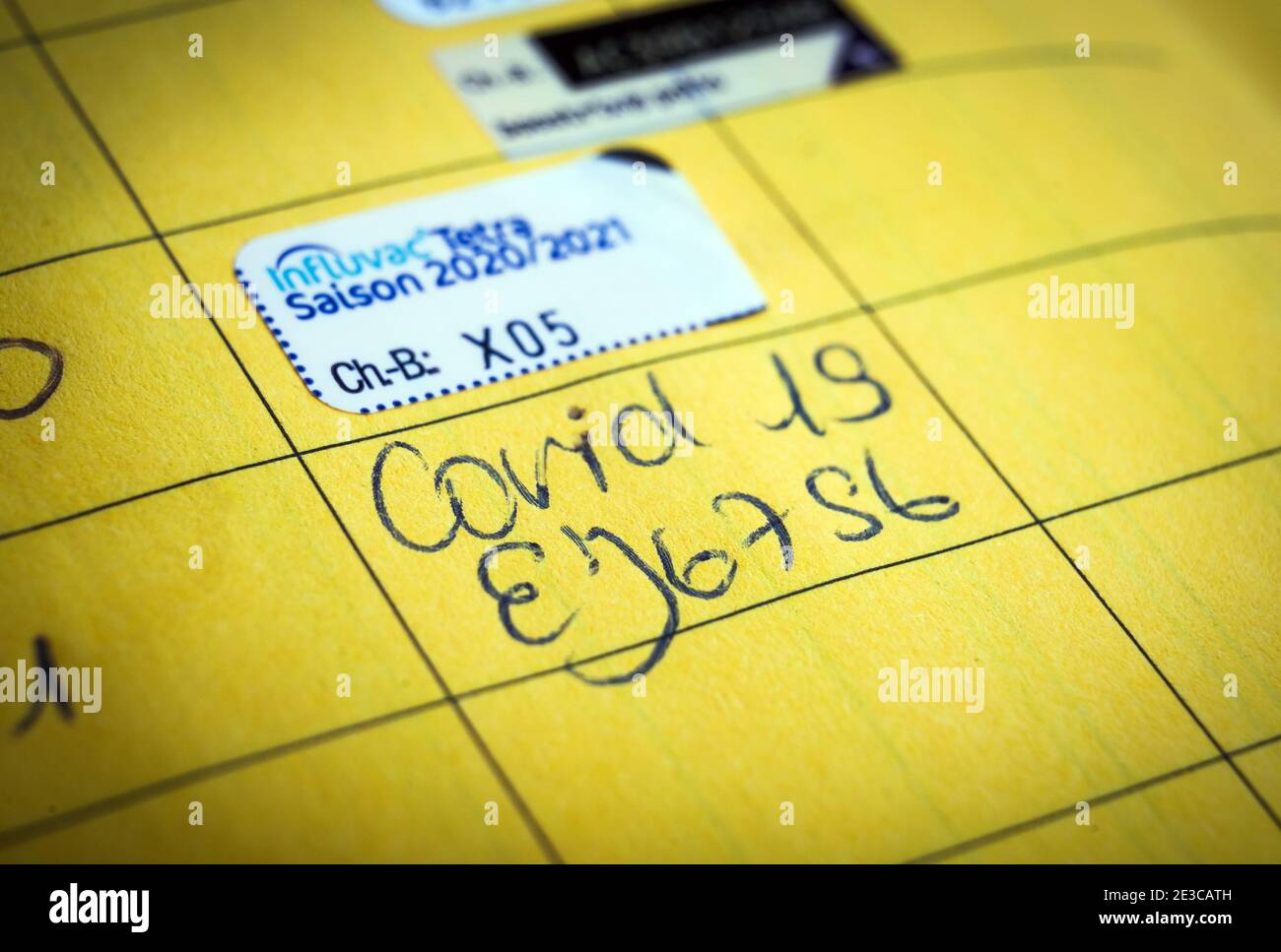 Dortmund, Den 18.1.2021. Corona-Impfung, Einsendung in einem Impuls einer am 3.1.2021 mit dem COVID-19-mRNA-Impuls der Firma BioNTech geimpften Person. --- Dortmund, 18. Januar 2021. Corona-Impfung, Zertifikat in einer Impfkarte einer Person, die am 03/01/2021 mit dem COVID-19 mRNA-Impfstoff von BioNTech geimpft wurde. Stockfoto